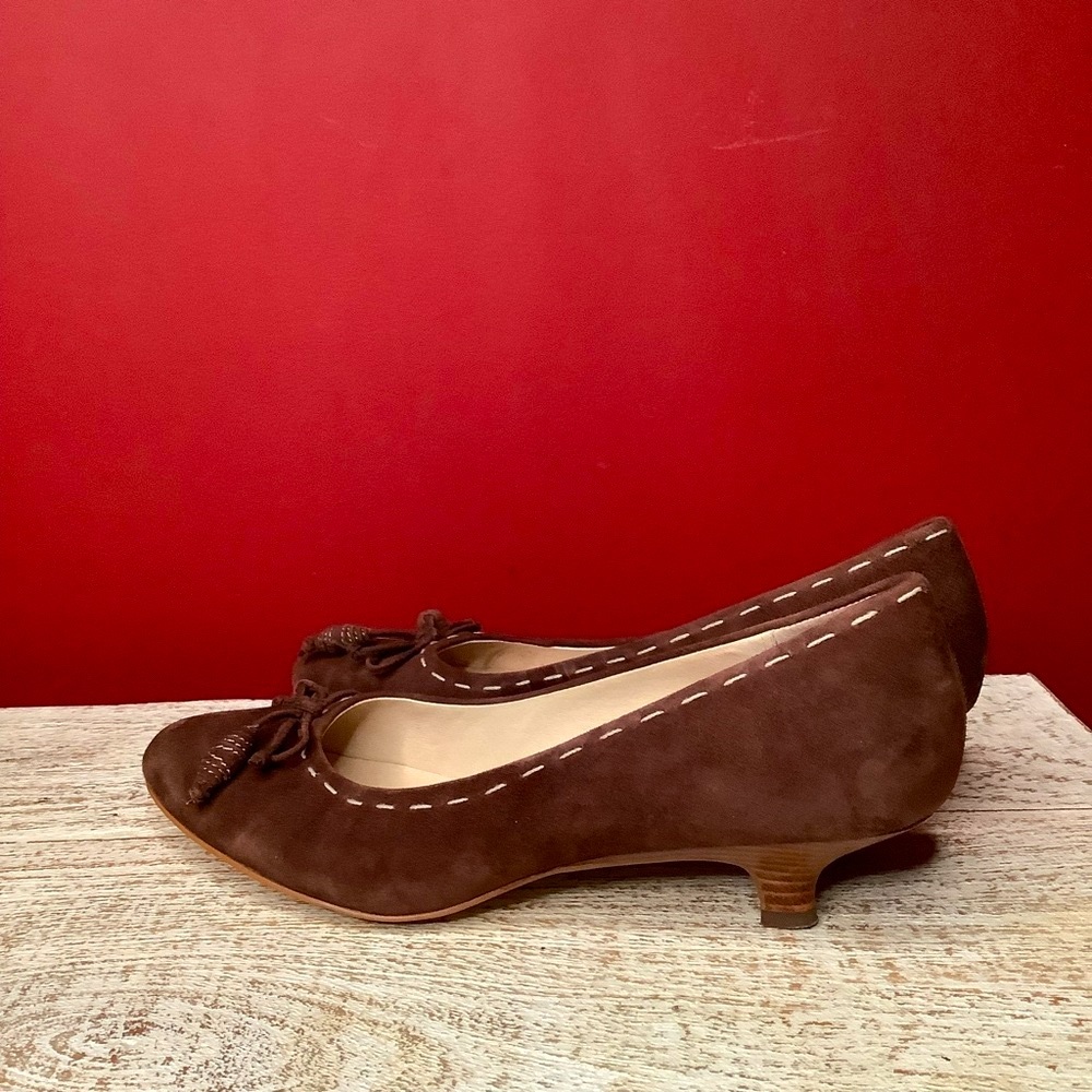 AK Anne Klein Flex Kitten Heels Brown Suede, Bows & Contrasting Cream Stitch - Picture 6 of 16